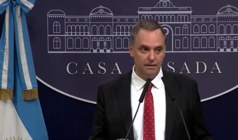 "Manuel Adorni frente a las cámaras: 'No tengo nada que esconder'. El Jefe de Gabinete responde a las dudas sobre su patrimonio."