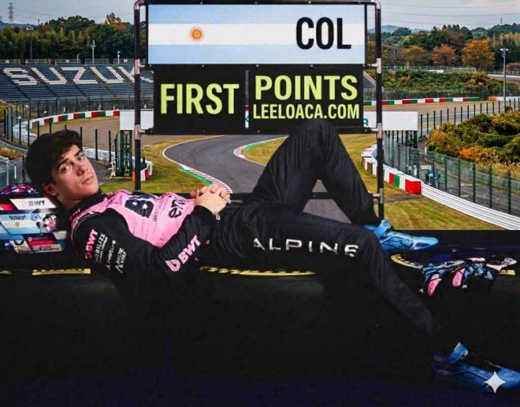 Franco Colapinto, el rugido del 43  piloto de Alpine, recostado frente a un cartel de "First Points" con la bandera argentina y la marca de agua leeloaca.com, sobre el fondo del circuito de Suzuka.
