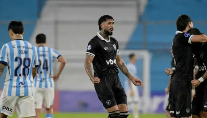 Festejo eufórico de los jugadores de Botafogo ante la victoria frente a Racing. 