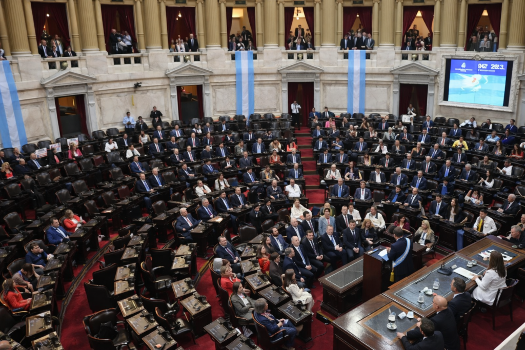 El Gobierno nacional dio un paso decisivo al enviar al Congreso dos proyectos que apuntan a áreas sensibles y de alto impacto: la salud mental y el sistema de pensiones por invalidez. Por un lado, la iniciativa sanitaria propone actualizar el abordaje de los padecimientos mentales, reforzando la atención integral, la prevención y el acceso equitativo a tratamientos en todo el país.