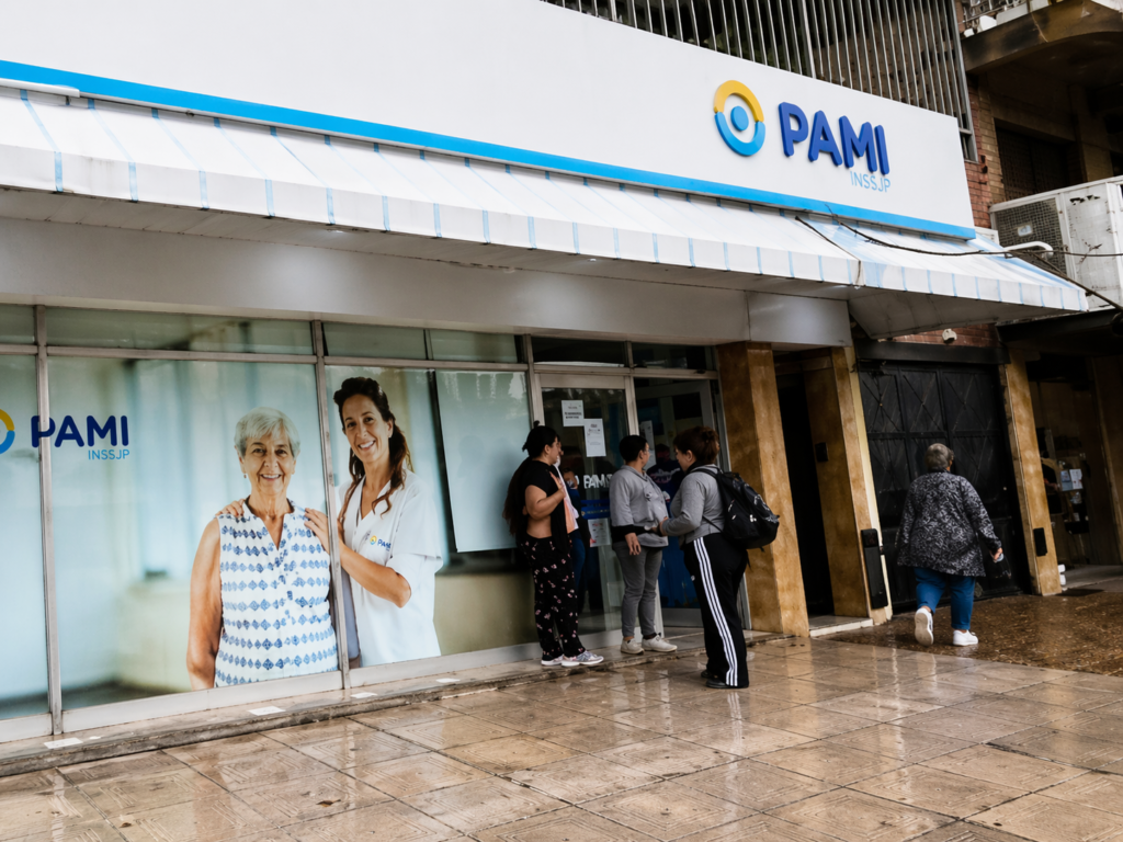 La delicada situación que atraviesa el PAMI comenzó a tener un impacto concreto en las provincias argentinas, que ven cómo se incrementa la presión sobre sus sistemas de salud pública. Gobernadores de distintos distritos alertan que cada vez más jubilados y pensionados recurren a hospitales provinciales ante dificultades para acceder a prestaciones, medicamentos o turnos dentro del organismo nacional.