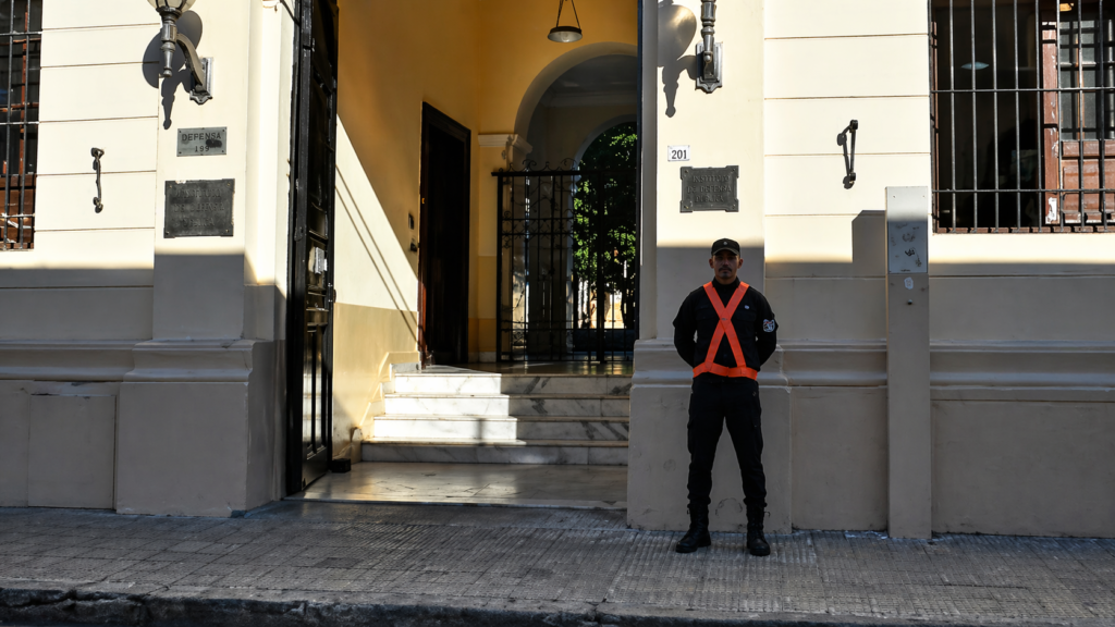 Imagen de estudiantes ingresando a un colegio con presencia de personal de seguridad tras una amenaza, en un contexto de prevención y control.