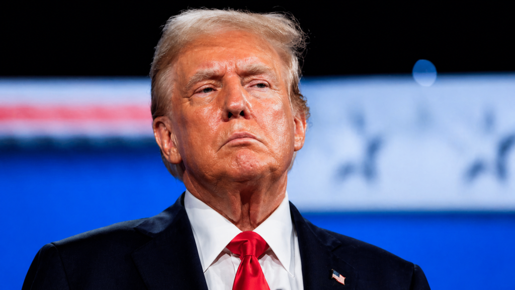  Donald Trump es evacuado rápidamente por su equipo de seguridad tras un atentado durante un acto público en Estados Unidos.