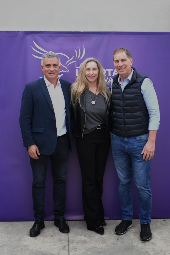 Karina Milei y Diego Santilli lideran una cumbre política de La Libertad Avanza con dirigentes reunidos en Buenos Aires.