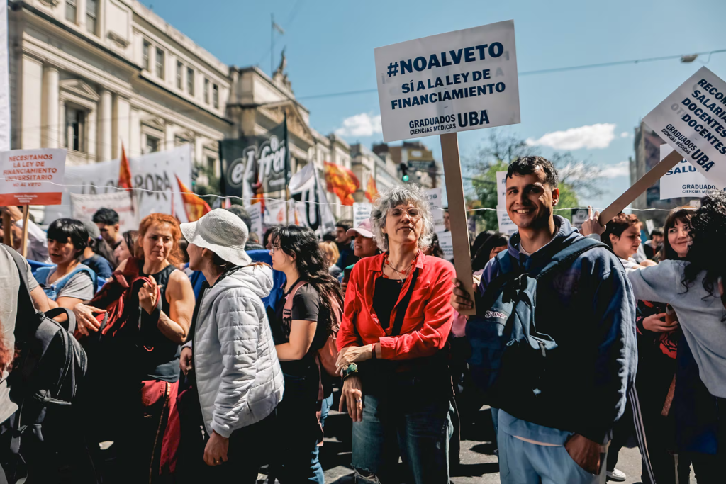 Miles de estudiantes, docentes y autoridades universitarias marchan en reclamo de mayor presupuesto para la educación pública en Argentina.