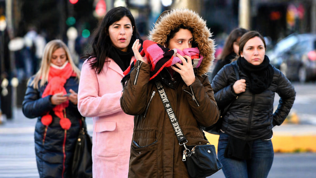 Árboles inclinados por fuertes ráfagas de viento en calles de Buenos Aires durante una jornada con alerta meteorológica.