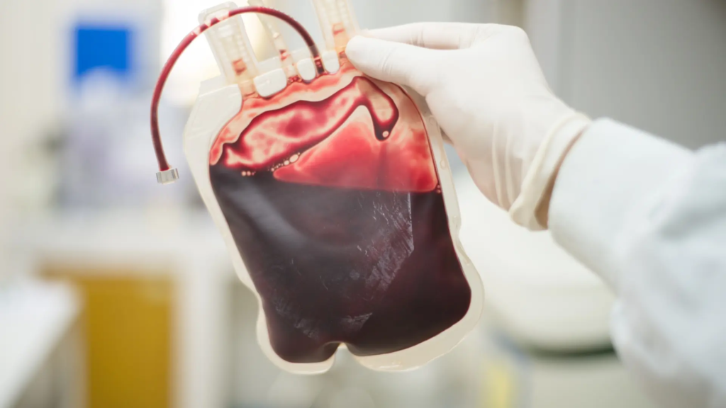 Científicos en laboratorio desarrollan sangre artificial universal en Japón, con equipamiento médico y muestras listas para pruebas clínicas.