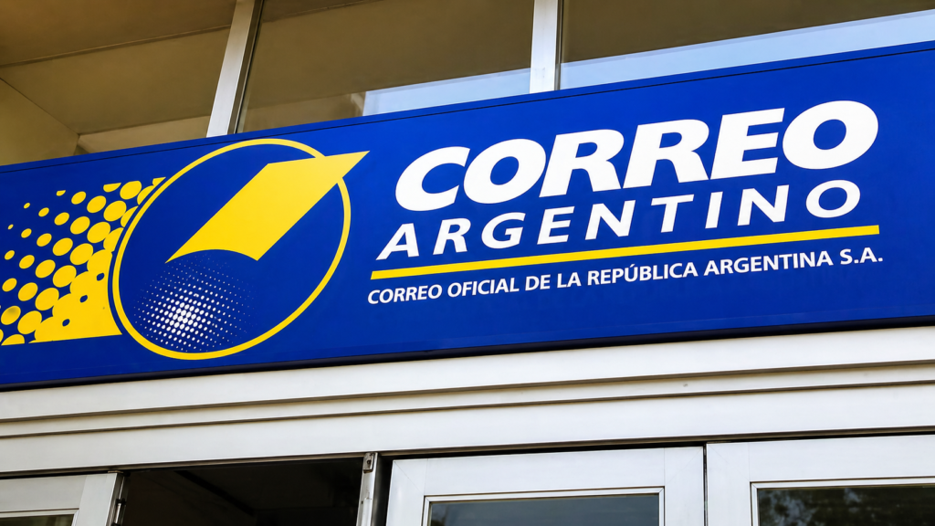 Trabajadores del Correo Argentino se concentran frente a una sede tras los despidos masivos, expresando su preocupación por la pérdida de empleo.