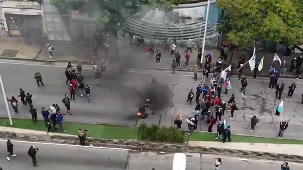 Manifestantes piqueteros realizan un corte de calle con banderas y ollas populares en reclamo de asistencia y trabajo.