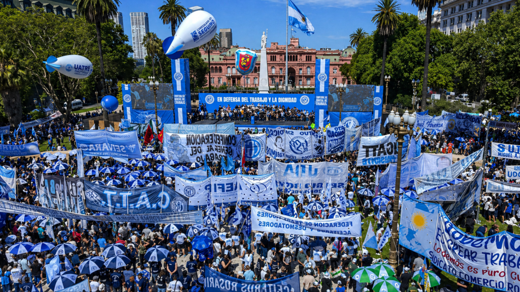 Multitud de trabajadores con banderas y carteles durante una movilización en Plaza de Mayo por el Día del Trabajador.