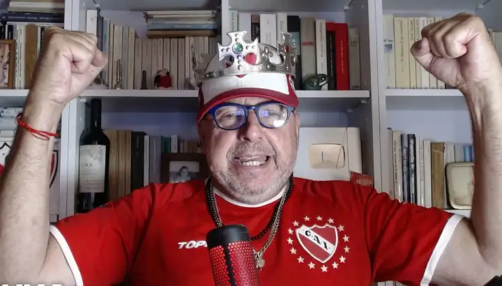"Fotografía de Andrés 'Duka' Ducatenzeiler celebrando con un grito de desahogo. El exmandatario del Rojo aparece eufórico, representando el sentimiento del hincha de Independiente tras vencer a la Academia. Texto superpuesto: El eufórico festejo del Duka".