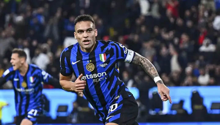 "Lautaro Martínez, el 'Toro', corre con los brazos extendidos y un grito de desahogo frente a la tribuna norte de San Siro. El capitán del Inter celebra su regreso al gol con una expresión de pura euforia tras marcarle a la Roma".
