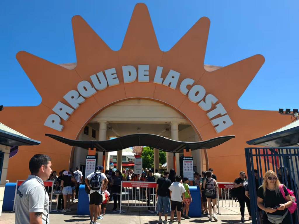 ingreso al parque de la costa.