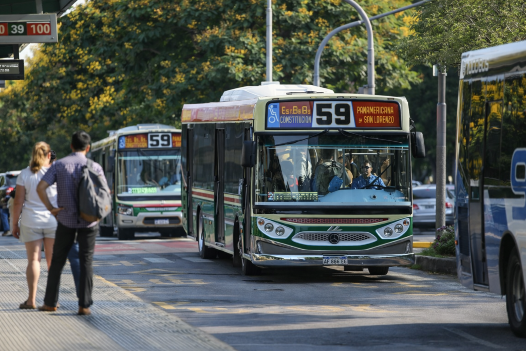 Paradas llenas y colectivos demorados reflejan el conflicto del transporte, afectando a millones de pasajeros que dependen del servicio diariamente.