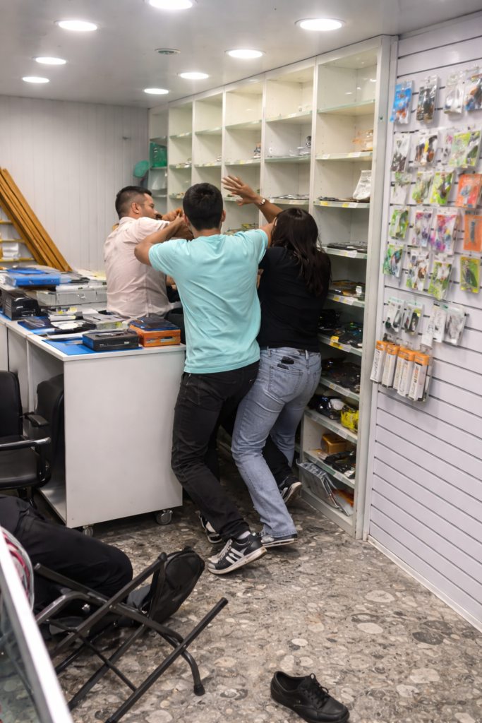 Un cliente fue discriminado con insultos racistas en un comercio, lo que generó indignación social y reavivó el debate sobre la violencia y el racismo.