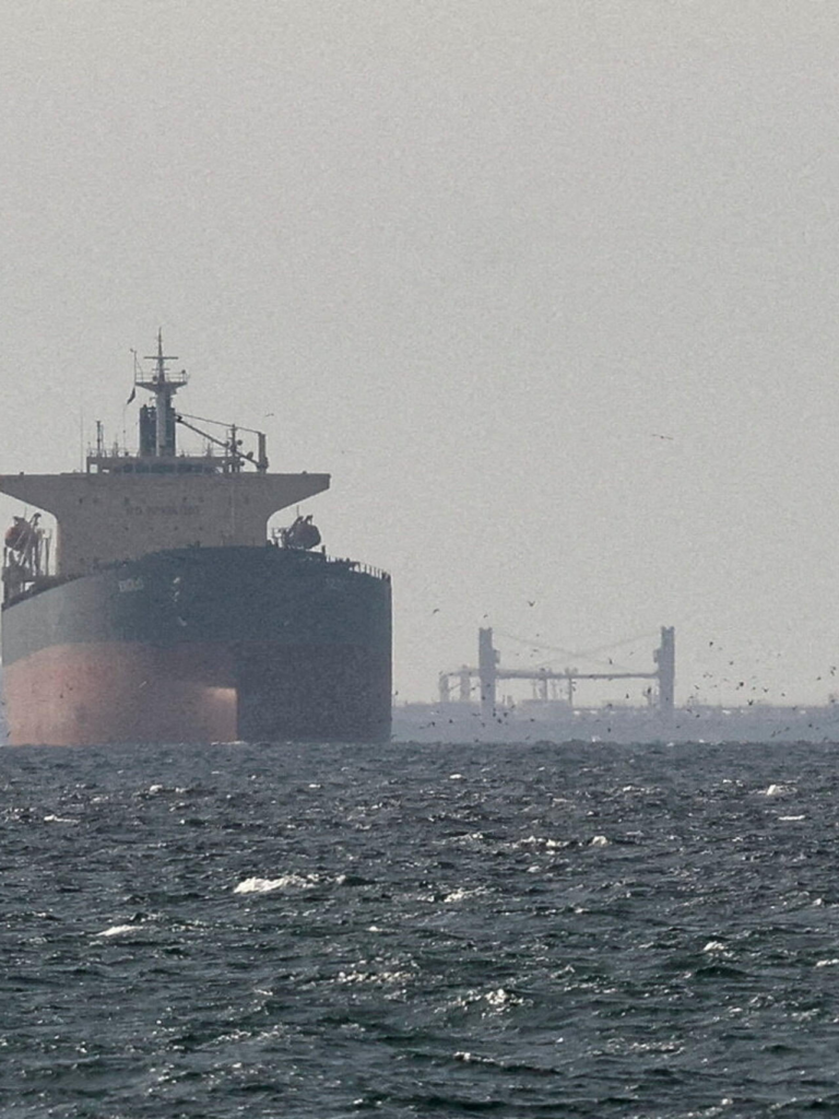 Irán desafía a Estados Unidos al bloquear el estratégico Estrecho de Ormuz, generando tensión internacional.