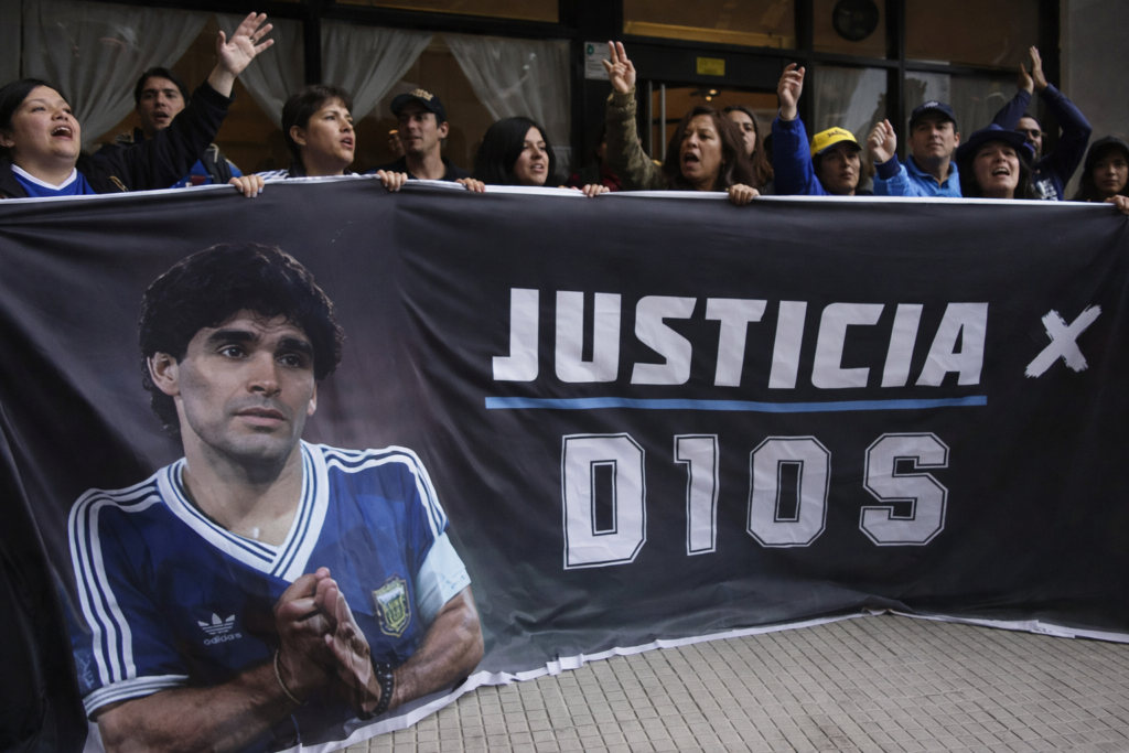 El nuevo juicio por la muerte de Diego Maradona reabre el debate sobre las responsabilidades médicas y judiciales en uno de los casos más conmocionantes del país, con la expectativa de esclarecer las circunstancias que rodearon su fallecimiento y determinar posibles culpabilidades.